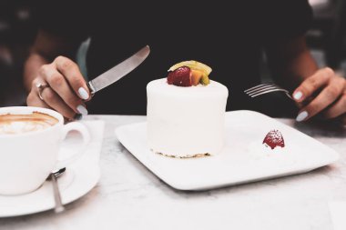 Bir dilim lezzetli kek ve bir fincan kahve.