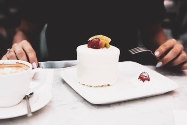 Bir dilim lezzetli kek ve bir fincan kahve.