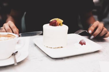 Bir dilim lezzetli kek ve bir fincan kahve.