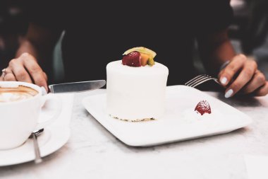 Bir dilim lezzetli kek ve bir fincan kahve.