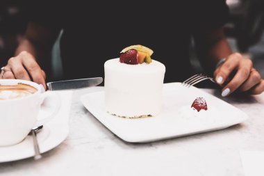 Bir dilim lezzetli kek ve bir fincan kahve.