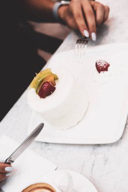 Bir dilim lezzetli kek ve bir fincan kahve.