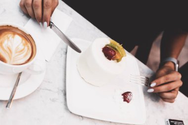 Bir dilim lezzetli kek ve bir fincan kahve.