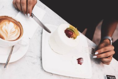 Bir dilim lezzetli kek ve bir fincan kahve.