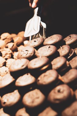 Bir grup çeşit kurabiye. Çikolata parçacıklı, yulaflı, kuru üzümlü, beyaz çikolatalı.