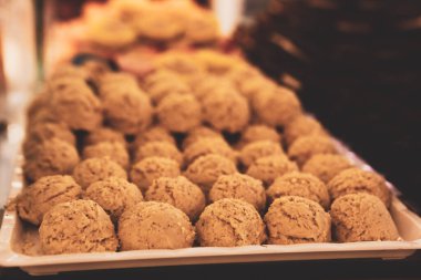 Bir grup çeşit kurabiye. Çikolata parçacıklı, yulaflı, kuru üzümlü, beyaz çikolatalı.