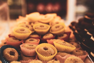 Bir grup çeşit kurabiye. Çikolata parçacıklı, yulaflı, kuru üzümlü, beyaz çikolatalı.