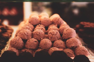 Bir grup çeşit kurabiye. Çikolata parçacıklı, yulaflı, kuru üzümlü, beyaz çikolatalı.