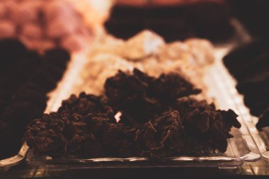 Bir grup çeşit kurabiye. Çikolata parçacıklı, yulaflı, kuru üzümlü, beyaz çikolatalı.