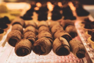 Bir grup çeşit kurabiye. Çikolata parçacıklı, yulaflı, kuru üzümlü, beyaz çikolatalı.