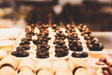 Bir grup çeşit kurabiye. Çikolata parçacıklı, yulaflı, kuru üzümlü, beyaz çikolatalı.