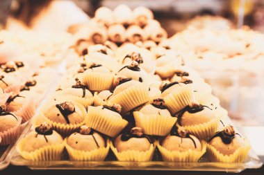 Bir grup çeşit kurabiye. Çikolata parçacıklı, yulaflı, kuru üzümlü, beyaz çikolatalı.