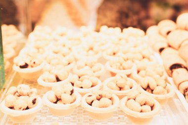 Bir grup çeşit kurabiye. Çikolata parçacıklı, yulaflı, kuru üzümlü, beyaz çikolatalı.