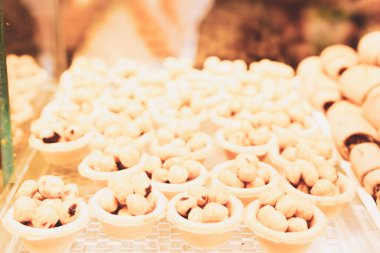 Bir grup çeşit kurabiye. Çikolata parçacıklı, yulaflı, kuru üzümlü, beyaz çikolatalı.