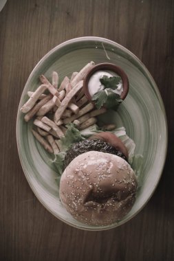 Taze sebzeli ev yapımı hamburger.