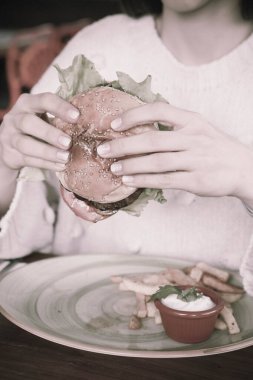 Taze sebzeli ev yapımı hamburger.