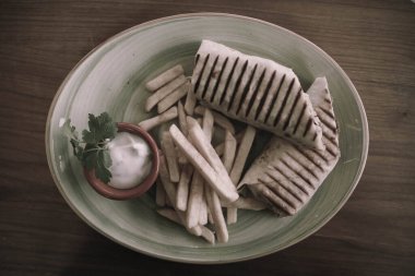 Lezzetli ve etli ızgara sandviç.