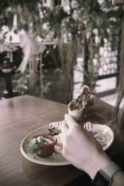 Lezzetli ve etli ızgara sandviç.