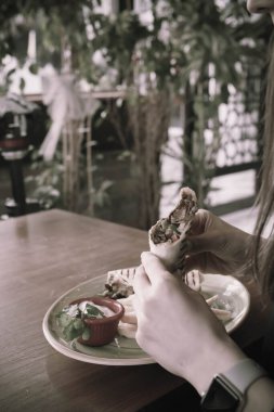 Lezzetli ve etli ızgara sandviç.