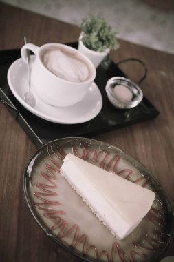 Bir dilim lezzetli kek ve bir fincan kahve.