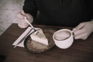 Bir dilim lezzetli kek ve bir fincan kahve.