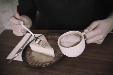 Bir dilim lezzetli kek ve bir fincan kahve.