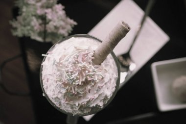 Sütlü buzlu kahve. Buzlu kahve. Elinde bir bardak buzlu kahve tutan kadın..