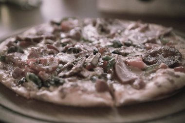 Lezzetli karışık İtalyan pizzası.