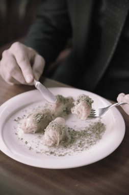 Geleneksel hindistancevizli tatlı baklavası. Ev yapımı fındıklı ve ballı baklava..