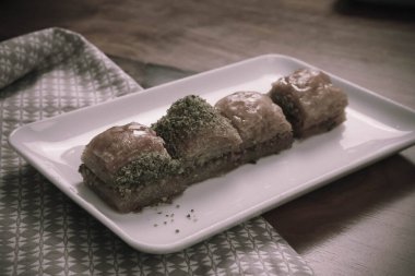 Geleneksel hindistancevizli tatlı baklavası. Ev yapımı fındıklı ve ballı baklava..