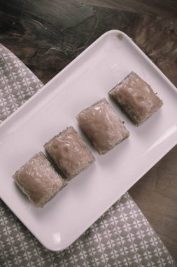 Geleneksel hindistancevizli tatlı baklavası. Ev yapımı fındıklı ve ballı baklava..