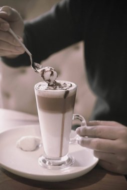 Sütlü buzlu kahve. Buzlu kahve. Elinde bir bardak buzlu kahve tutan kadın..