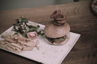 Taze sebzeli ev yapımı hamburger.