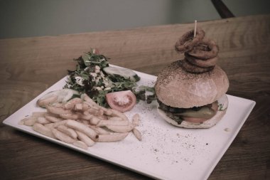 Taze sebzeli ev yapımı hamburger.