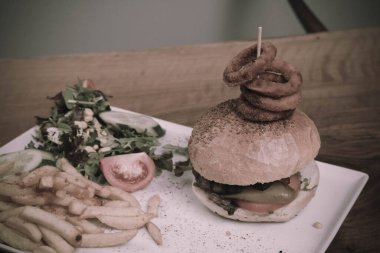 Taze sebzeli ev yapımı hamburger.