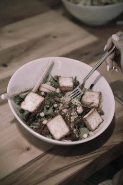 çekici beyaz salata, odak üstünde el yemek kadın ve çatal gülümseyen portresi.