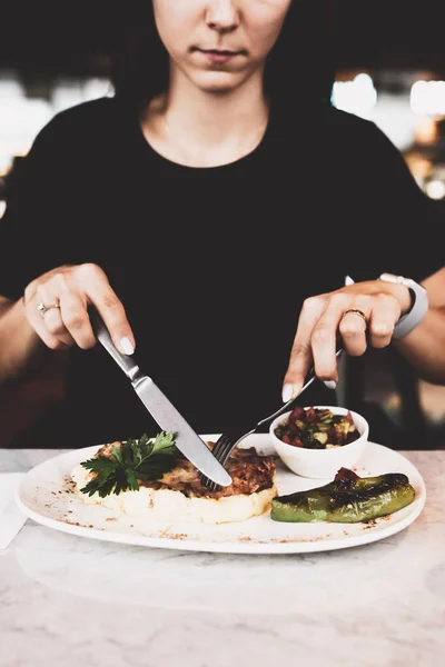 Repas Poulet Savoureux Sur Table — Photo