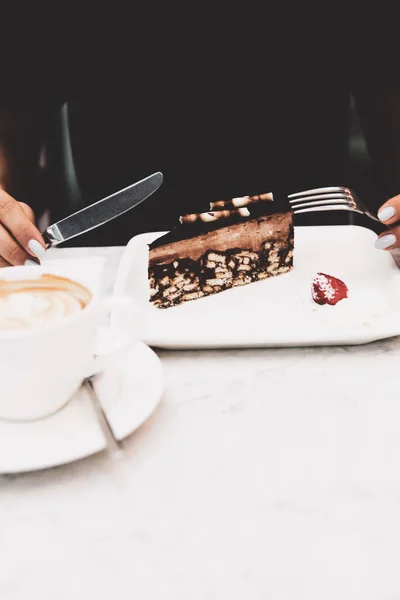 Uma Fatia Bolo Delicioso Uma Xícara Café — Fotografia de Stock