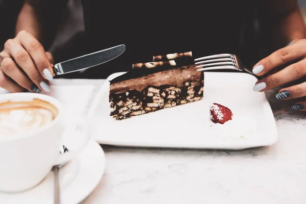 Uma Fatia Bolo Delicioso Uma Xícara Café — Fotografia de Stock