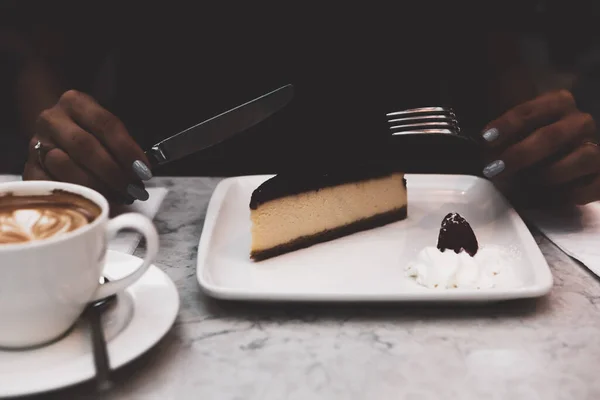 Una Rebanada Delicioso Pastel Una Taza Café — Foto de Stock