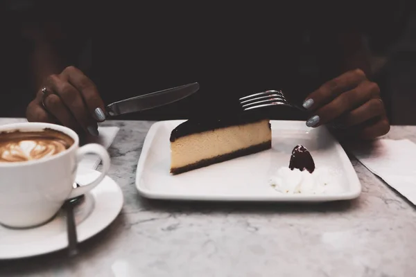 Uma Fatia Bolo Delicioso Uma Xícara Café — Fotografia de Stock