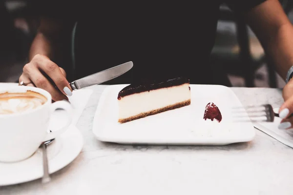 Uma Fatia Bolo Delicioso Uma Xícara Café — Fotografia de Stock