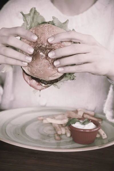 Hamburger Domowej Roboty Świeżymi Warzywami — Zdjęcie stockowe