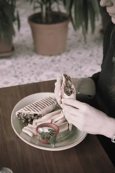 肉とおいしいとグリルラップサンドイッチ — ストック写真
