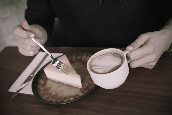 Una Fetta Torta Deliziosa Una Tazza Caffè — Foto Stock