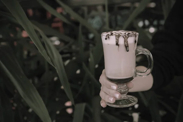 Kopi Dengan Susu Kopi Latte Wanita Memegang Gelas Cangkir Kopi — Stok Foto