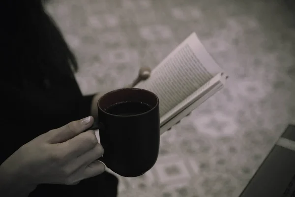 Eine Tasse Kaffee Beim Lesen Eines Buches Oder Einer Zeitschrift — Stockfoto