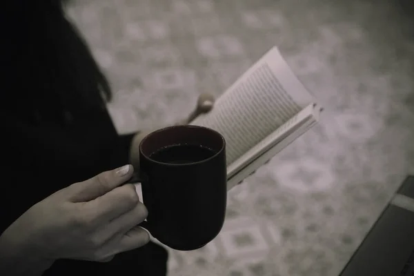 Eine Tasse Kaffee Beim Lesen Eines Buches Oder Einer Zeitschrift — Stockfoto