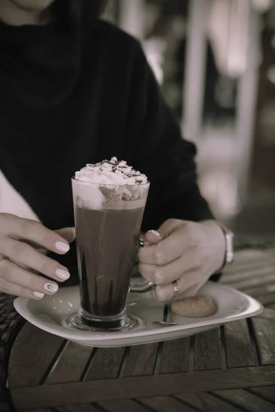 Холодный Кофе Молоком Кофе Льдом Женщина Держит Стеклянную Чашку Холодного — стоковое фото