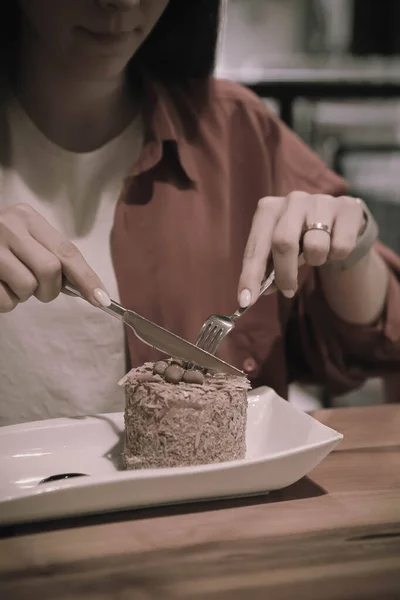 Tabuleiro Com Delicioso Bolo Mesa — Fotografia de Stock